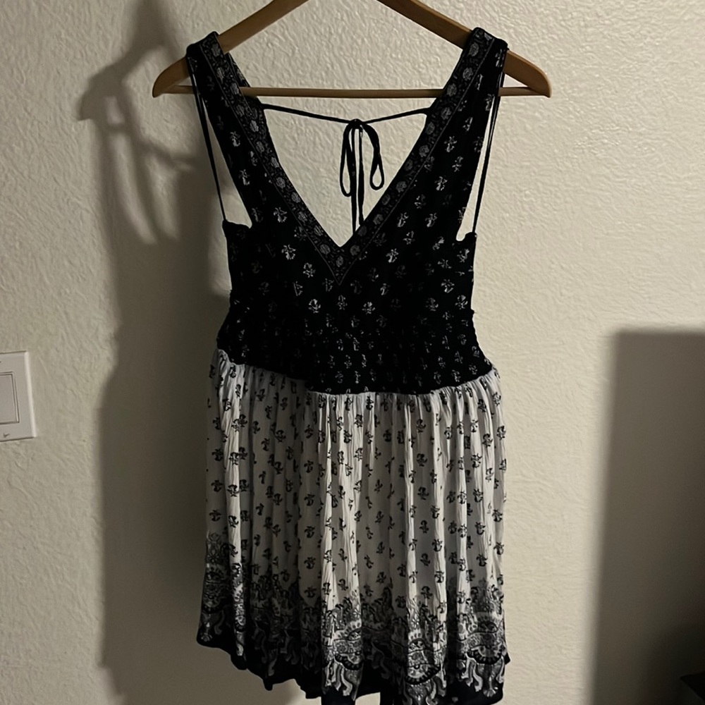 Flowy mini dress. Boho print & style. Navy blue & white. Size Medium.